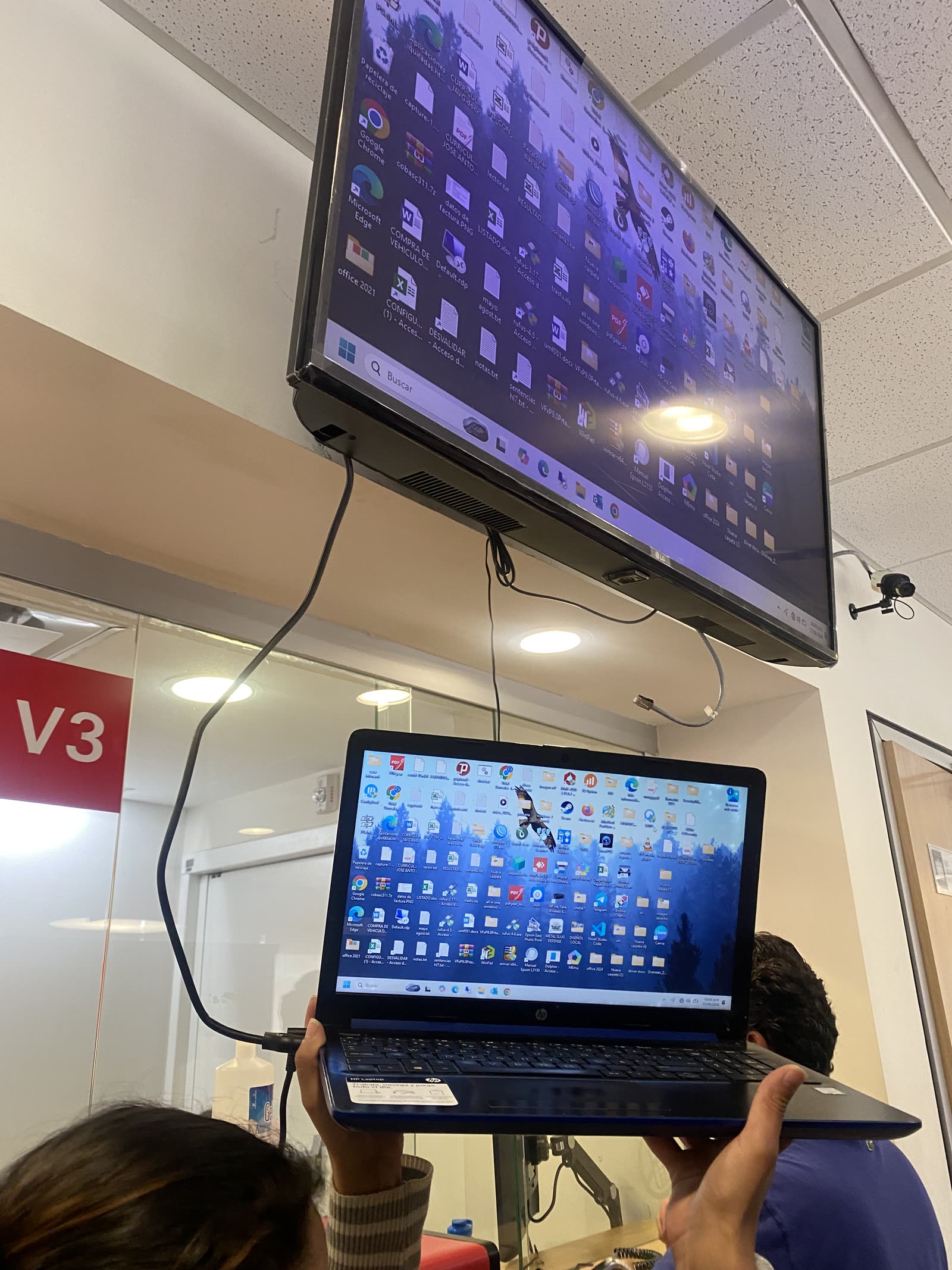 Configuración de laptop y pantalla