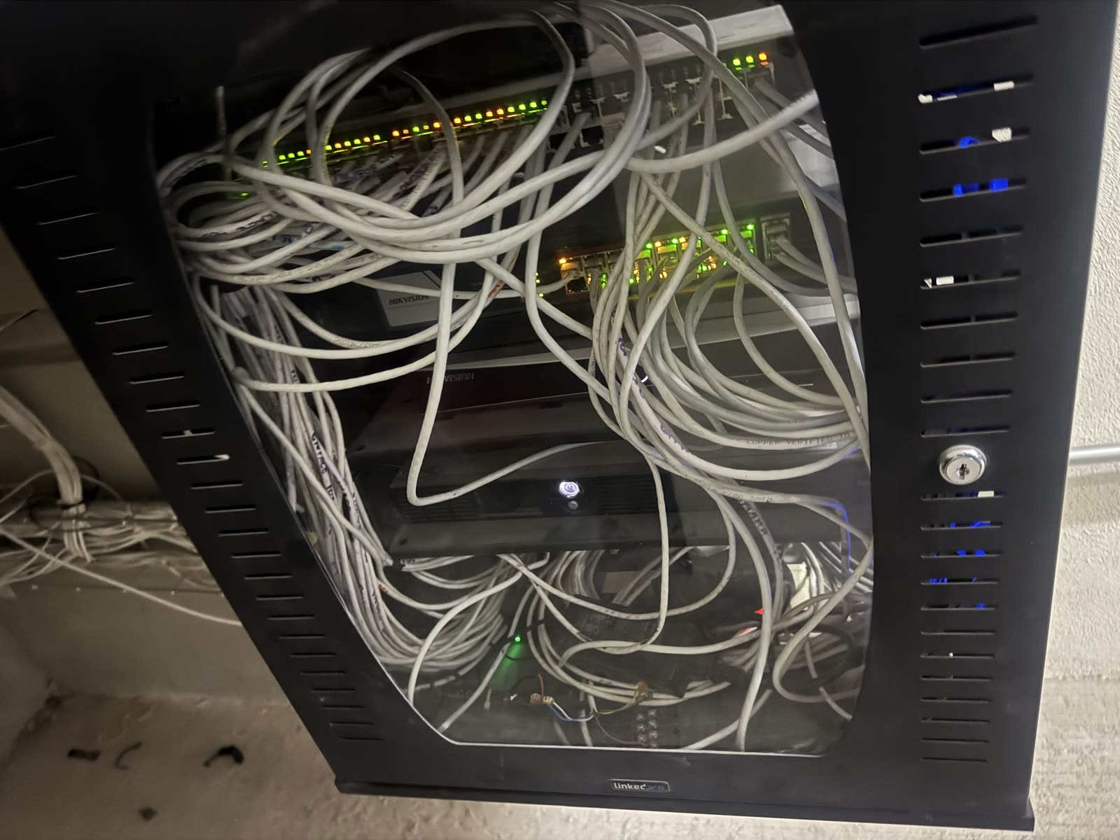 Rack con switch y cableado de red